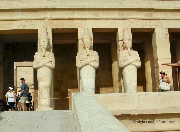 Theben-West  mortual temple of Hatshepsut - statues