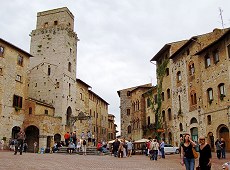 San Gimignano historic centre - Cistern Square (Piazza della Cisterna)