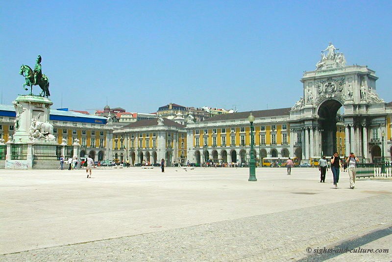 Lisbon - praca do commercio with triumphal arch