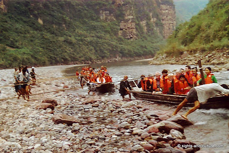 Shennong river - tujia people hauling boats